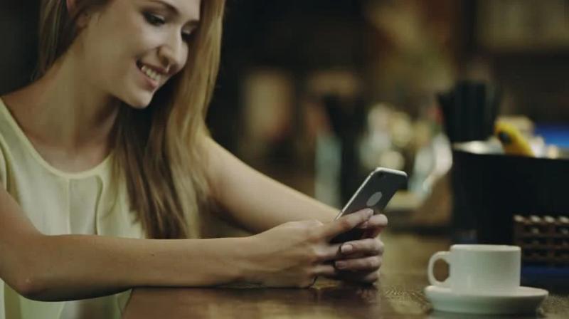 chica chateando con un smartphone