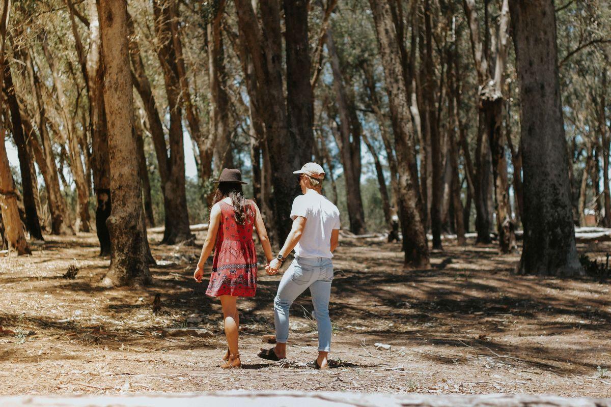 Pareja pasea un un parque